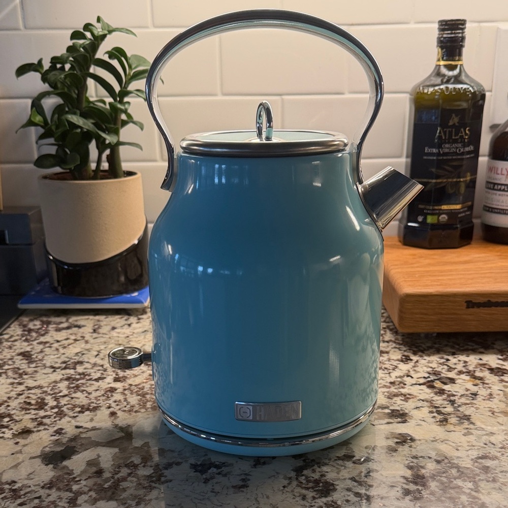 Hayden Retro-Style Electric Kettle in Teal with Chrome Accents